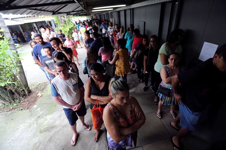 Pessoas fazem fila para votar em segundo turno das elei&ccedil;&otilde;es no Rio de Janeiro 28/10/2018 REUTERS/Sergio Moraes 