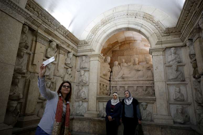 Visitante tira fotos durante reabertura do Museu Nacional de Damasco, na Síria 28/10/2018 REUTERS/Omar Sanadiki