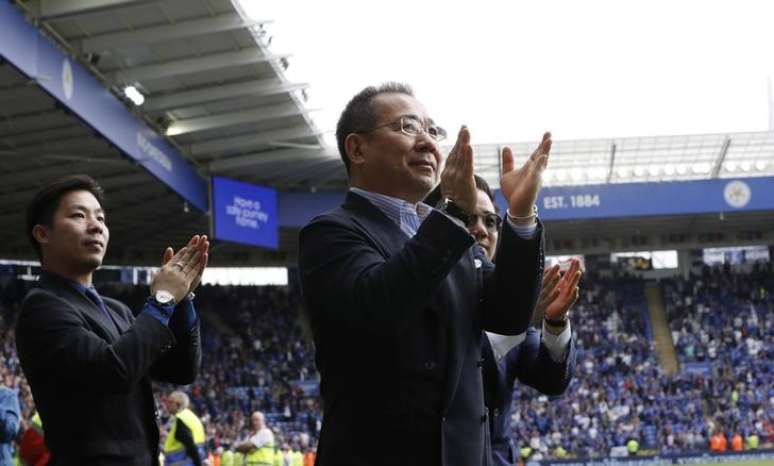Chair do Leicester City Vichai Srivaddhanaprabha  aplaude f&atilde;s depois de jogo no King Power Stadium. 21/5/17.  REUTERS/ Darren Staples 