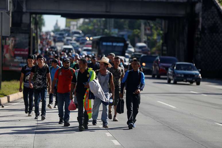 Pessoas caminham em caravana de imigrantes de El Salvador a caminho dos Estados Unidos 28/10/2018 REUTERS/Jos&eacute; Cabezas