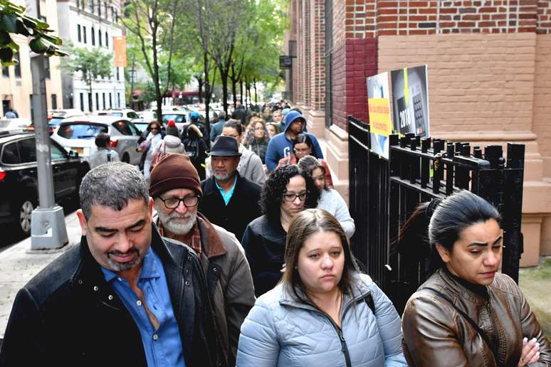 Movimentação de eleitores durante votação para o segundo turno das Eleições 2018, em Nova York, nos Estados Unidos, neste domingo (28)