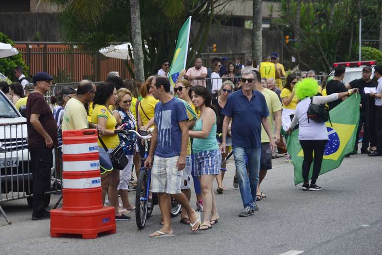 Movimentação em frente à casa do candidato à presidência da República pelo PSL, Jair Bolsonaro no Rio de Janeiro (RJ), neste domingo (28)