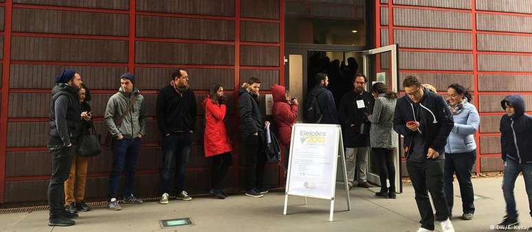 Fila de eleitores para votar em Colônia, cidade com a maior comunidade brasileira residente na Alemanha