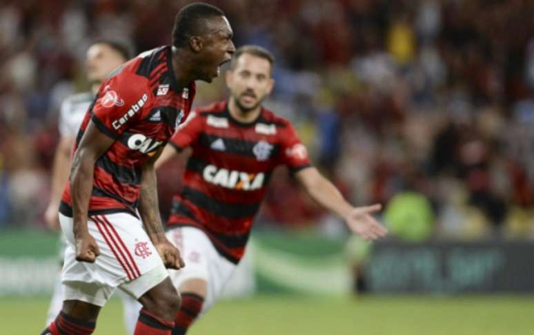 Camisa 17 marcou seu primeiro gol com a camisa do Flamengo (Foto: Celso Pupo/Fotoarena)