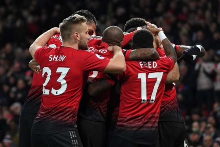 Jogadores comemoram o primeiro gol do United, marcado por Pogba (Foto: Paul Ellis / AFP)