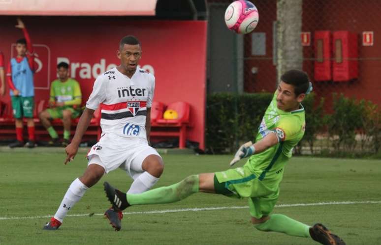 Fabinho balançou as redes cinco vezes na vitória por 7 a 0 sobre a Portuguesa (Afonso Pastore/saopaulofc.net)