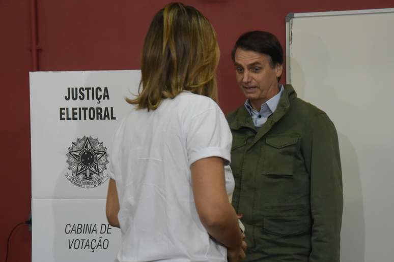 Candidato do PSL &agrave; Presid&ecirc;ncia da Rep&uacute;blica, Jair Bolsonaro, acompanhado da esposa Michelle, vota na Escola Municipal Rosa da Fonseca, no bairro da Vila Militar, zona norte do Rio de Janeiro, na manh&atilde; deste domingo. 28/10/2018