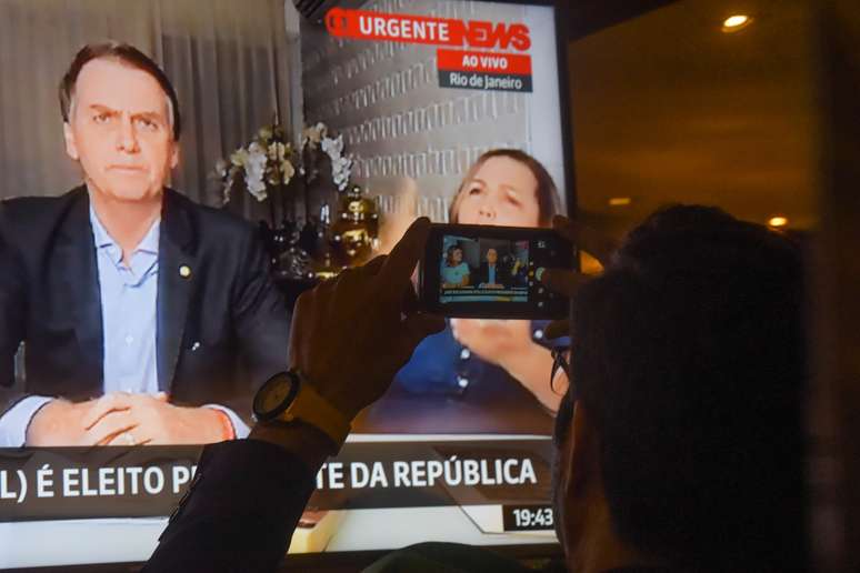 Eleitores assistem ao primeiro pronunciamento do presidente eleito Jair Messias Bolsonaro (PSL)