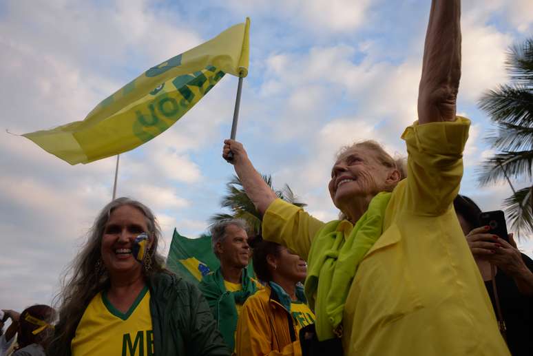 Apoiadores de Bolsonaro se reúnem em frente à casa do candidato