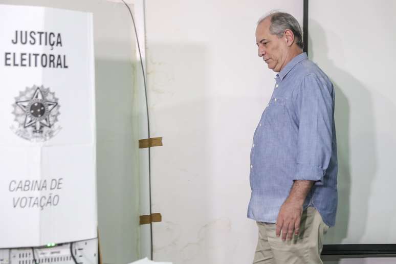 Ciro Gomes votou em Fortaleza e afirmou que será oposição ao próximo governo