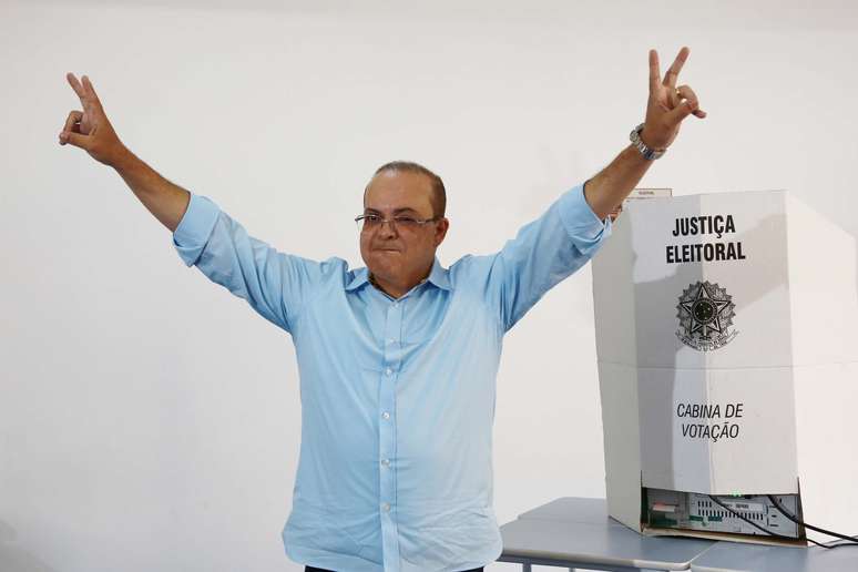 Candidato a governador do Distrito Federal, Ibaneis, vota em escola no Lago Sul em Brasília (DF), neste domingo (28)