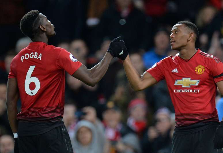 Martial  Pogba comemoram gol do Manchester United