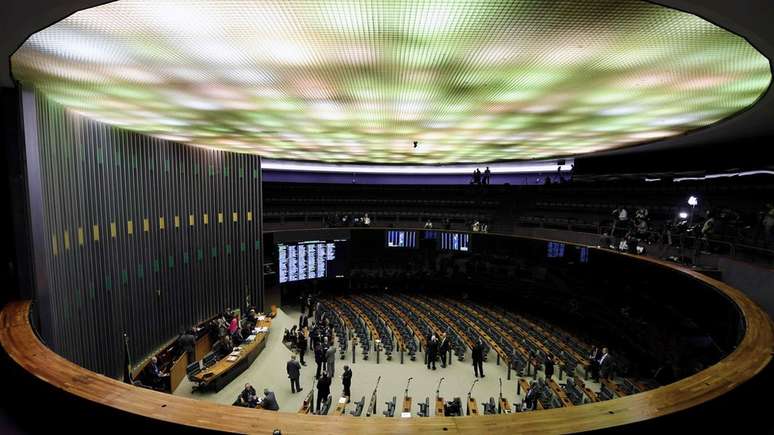 Analistas explicam que, por mais que Bolsonaro prometa governar com 't&eacute;cnicos e not&aacute;veis', ter&aacute; de negociar com as for&ccedil;as pol&iacute;ticas de sempre