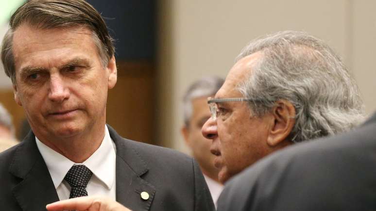 Bolsonaro com Paulo Guedes; plano de governo n&atilde;o traz detalhes sobre privatiza&ccedil;&atilde;o, desenho da reforma da Previd&ecirc;ncia e ou sobre mudan&ccedil;as tribut&aacute;rias