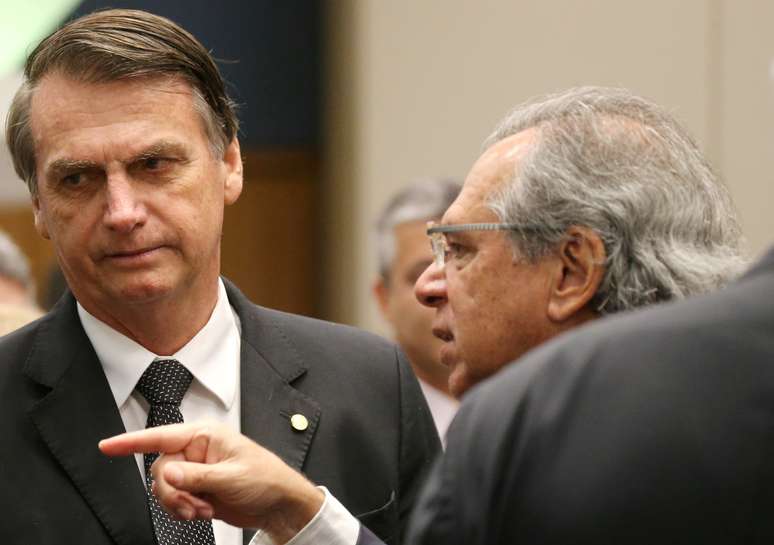 O presidente eleito, Jair Bolsonaro, e o economista Paulo Guedes conversam em encontro com empresários