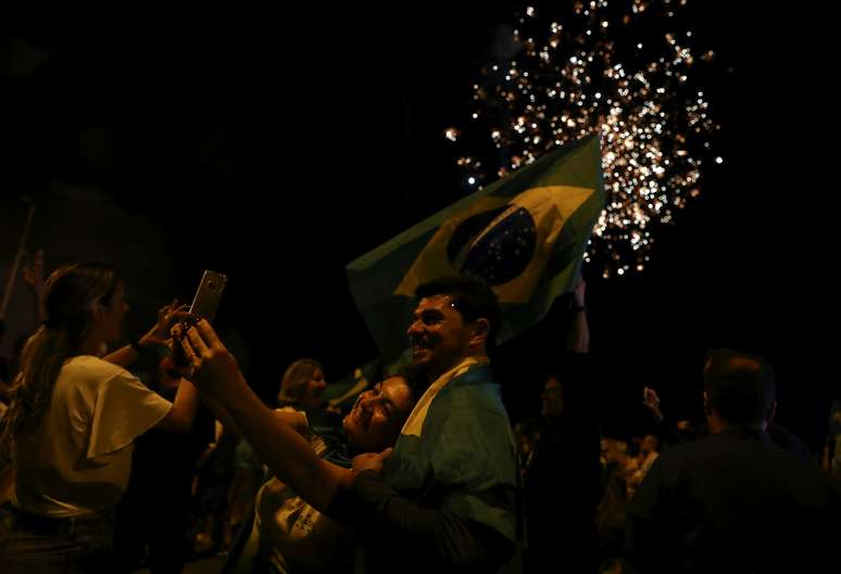 Apoiadores de Bolsonaro comemoram no Rio de Janeiro 28/10/2018 REUTERS/Pilar Olivares 