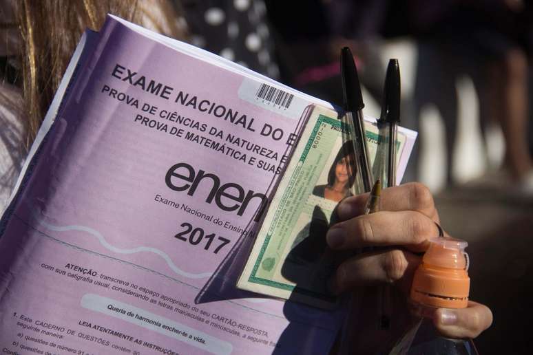 Estudante mostra caderno do Enem
