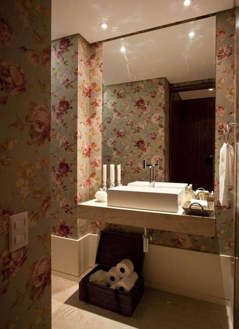 7. Decoração para banheiro com papel de parede floral – Foto: Mauricio Karam