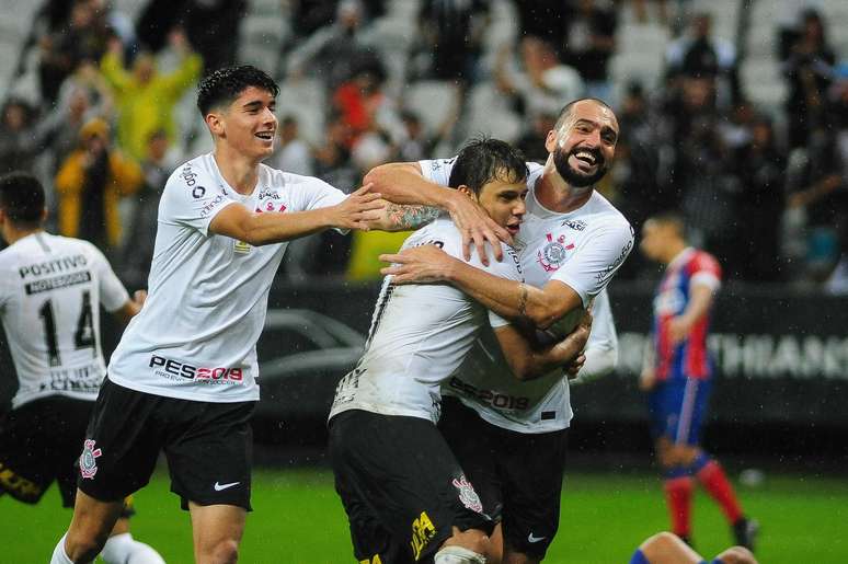 Danilo comemora gol do Corinthians sobre o Bahia