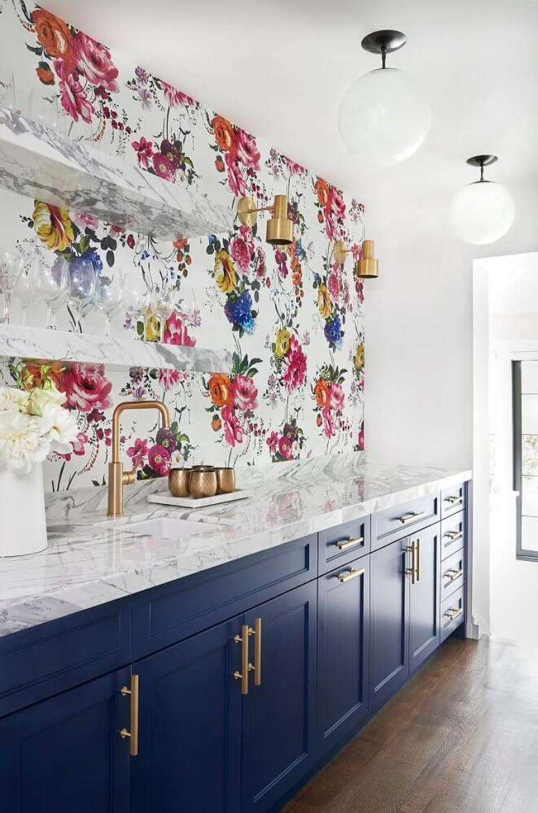9. A cozinha também pode ser decorada com papel de parede com flores coloridas. Isso deixa o ambiente mais alegre e divertido – Foto: Pinterest