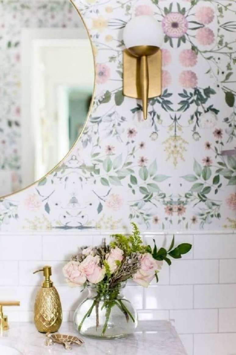 11. Decoração clean para banheiro com papel de parede floral e detalhes dourados – Foto: Pinterest