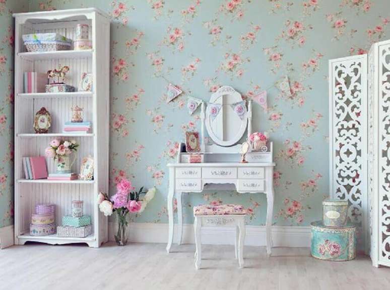 14. O papel de parede floral romântico é muito utilizado em quarto de menina com um estilo de decoração bem delicado – Foto: Yandex