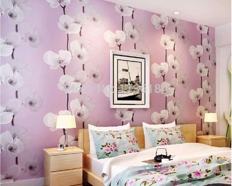 15. Decoração com papel de parede floral para quarto de casal com estampa de fundo lilás e flores brancas – Foto: Pinterest