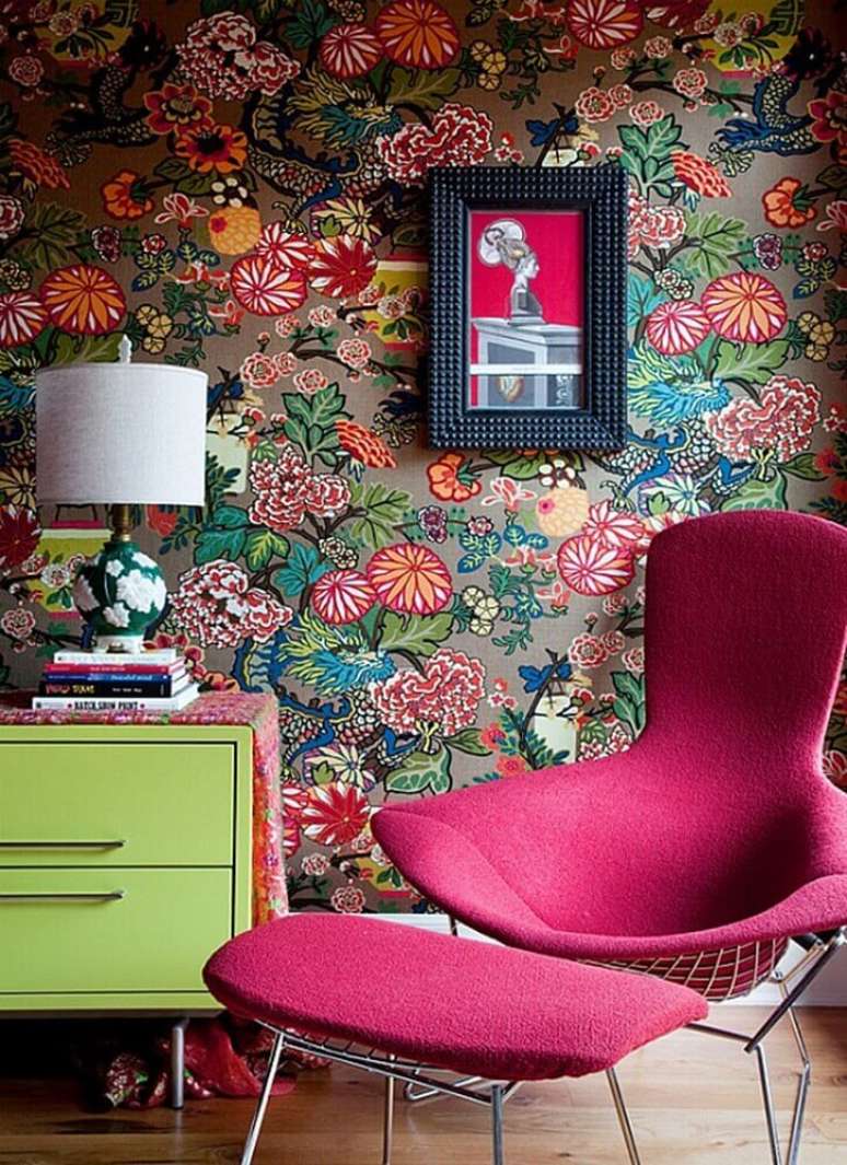 16. Decoração para sala com poltrona pink e papel de parede de flores coloridas – Foto: Yandex