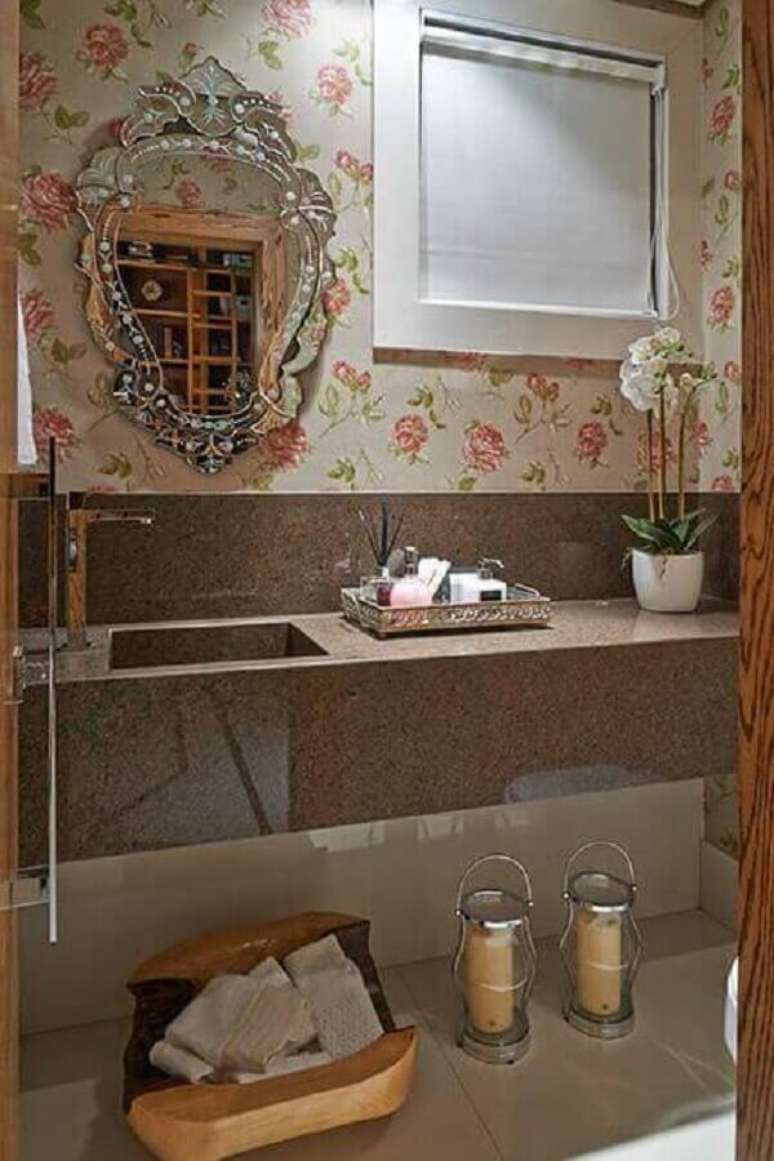 17. Aqui modernidade e estilo vintage se mesclam com o espelho provençal e o papel de parede floral romântico – Foto: Belosares