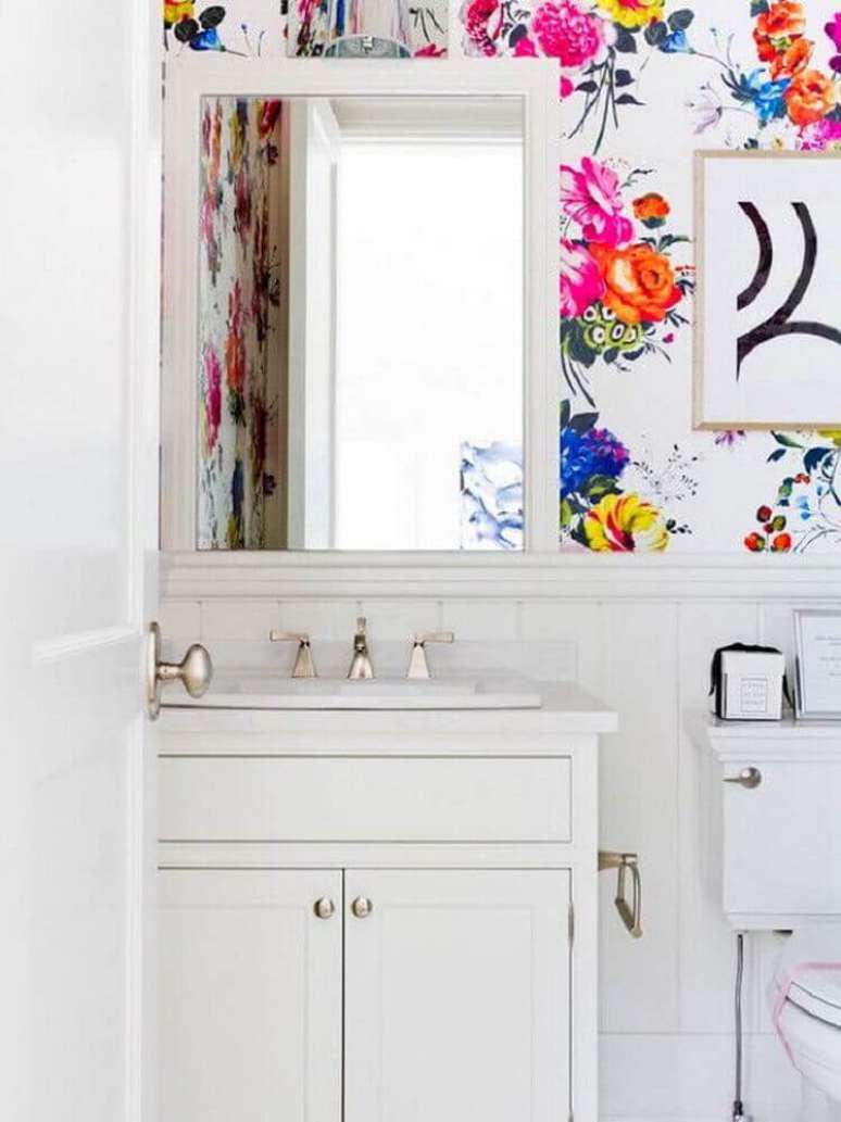 18. Decoração clean para banheiro com papel de parede com flores coloridas – Foto: The Green Station