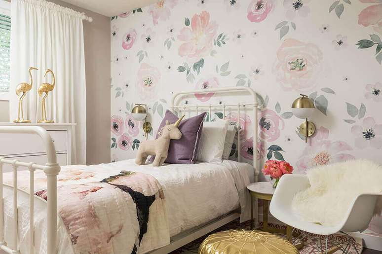 2. Decoração delicada em tons neutros com papel de parede floral para quarto de solteiro – Foto: TopDizz