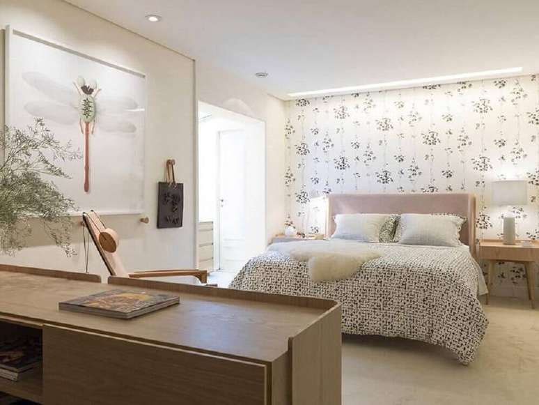 21. Decoração em tons neutros para quarto de casal com papel de parede de flores atrás da cabeceira da cama – Foto: Aaron Guides
