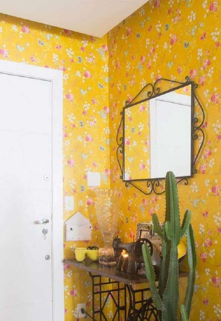 22. Decoração para hall de entrada com vaso de cactos e papel de parede floral com fundo amarelo – Foto: Pinterest