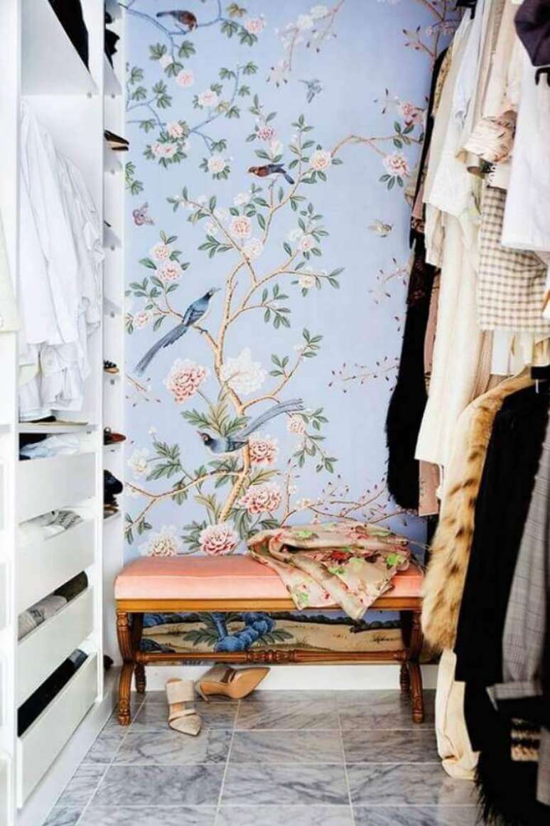 23. Decora&ccedil;&atilde;o para closet com papel de parede de flores &ndash; Foto: Homeology