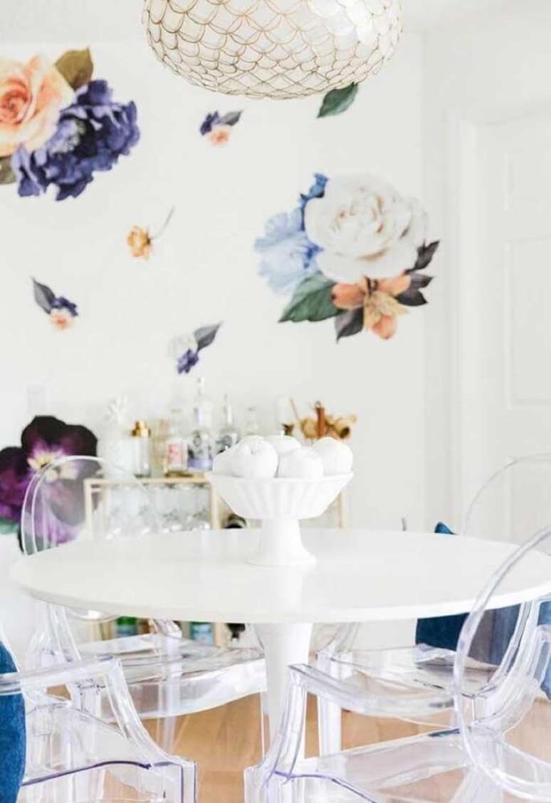 26. Decoração para sala de jantar toda branca com papel de parede com flores grandes – Foto: Firepont