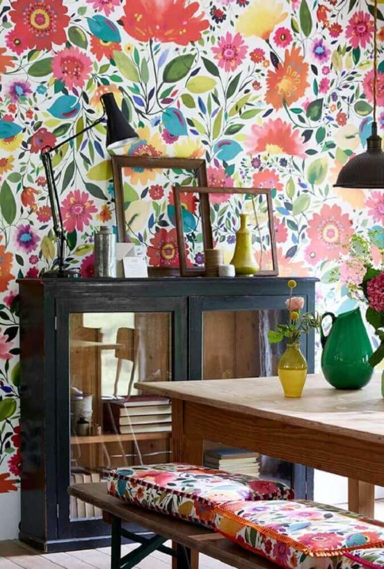 28. Decoração simples com papel de parede com flores coloridas – Foto: The Holk