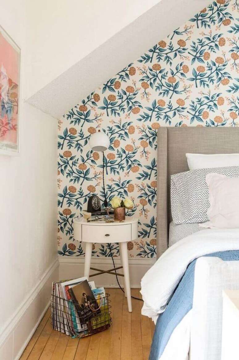 29. Decoração simples para quarto com papel de parede com flores – Foto: Pinterest