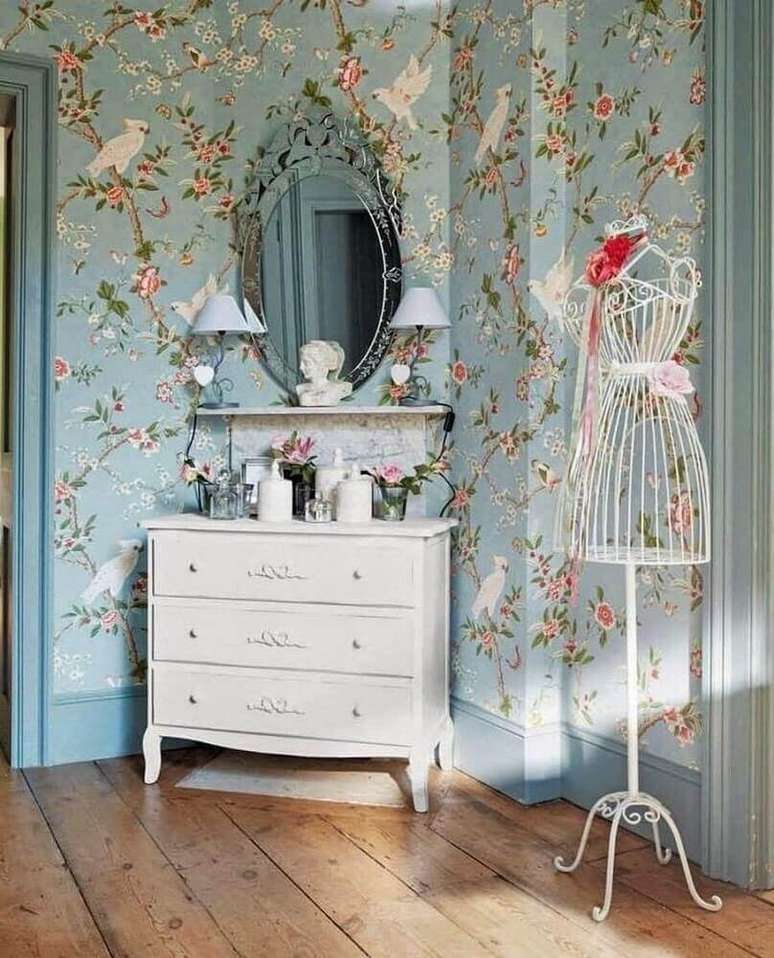 30. Decoração vintage para quarto com papel de parede de flores e passarinhos com fundo azul – Foto: Chambres Inspiration