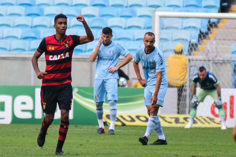 Gabriel comemora gol do Sport durante partida contra o Grêmio, em Porto Alegre, pelo Campeonato Brasileiro 2018