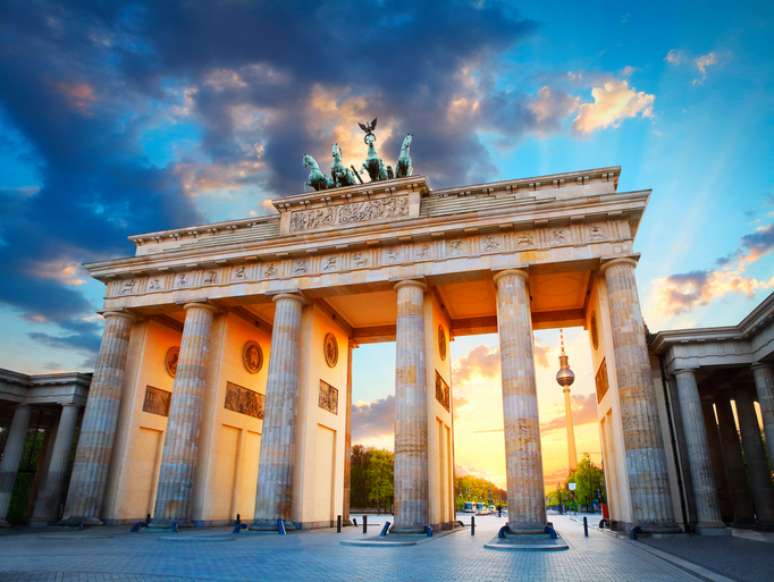 O Portão de Brandenburgo e a Torre de TV em Berlim, na Alemanha