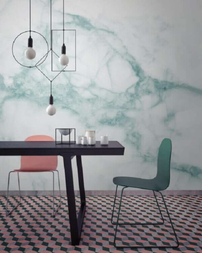 4- A parede marmorizada integra a decoração moderna da sala de jantar. Fonte: IED Revista