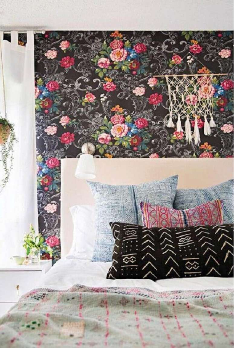 32. O papel de parede floral para quarto de casal nem sempre precisa ter uma estampa romântica – Foto: La Bici Azul