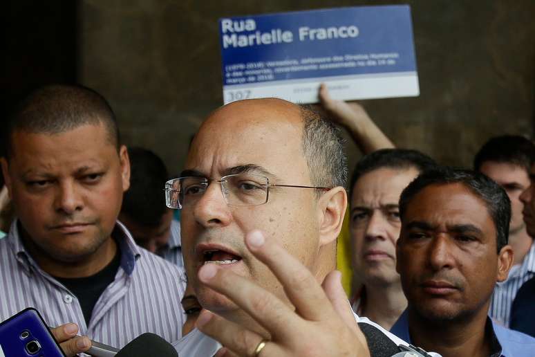 Governador eleito do Rio, Wilson Witzel (PSC), toma café e conversa com eleitores na estação Central do Brasil, no centro do Rio, na manhã desta segunda-feira (29/10/2018)