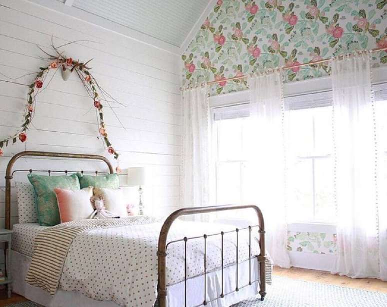 36. Papel de parede floral para quarto de casal com decoração simples e romântica – Foto: ArelisApril