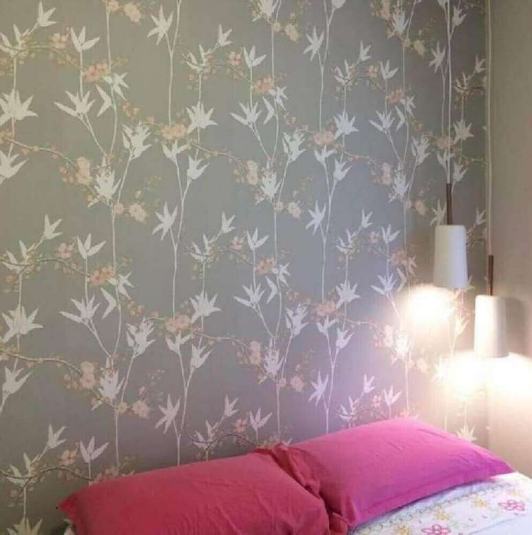 37. Decoração simples para quarto de casal com papel de parede floral – Foto: Pinterest