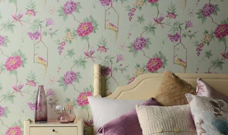 38. Papel de parede floral para quarto de casal com decoração simples – Foto: China Gate