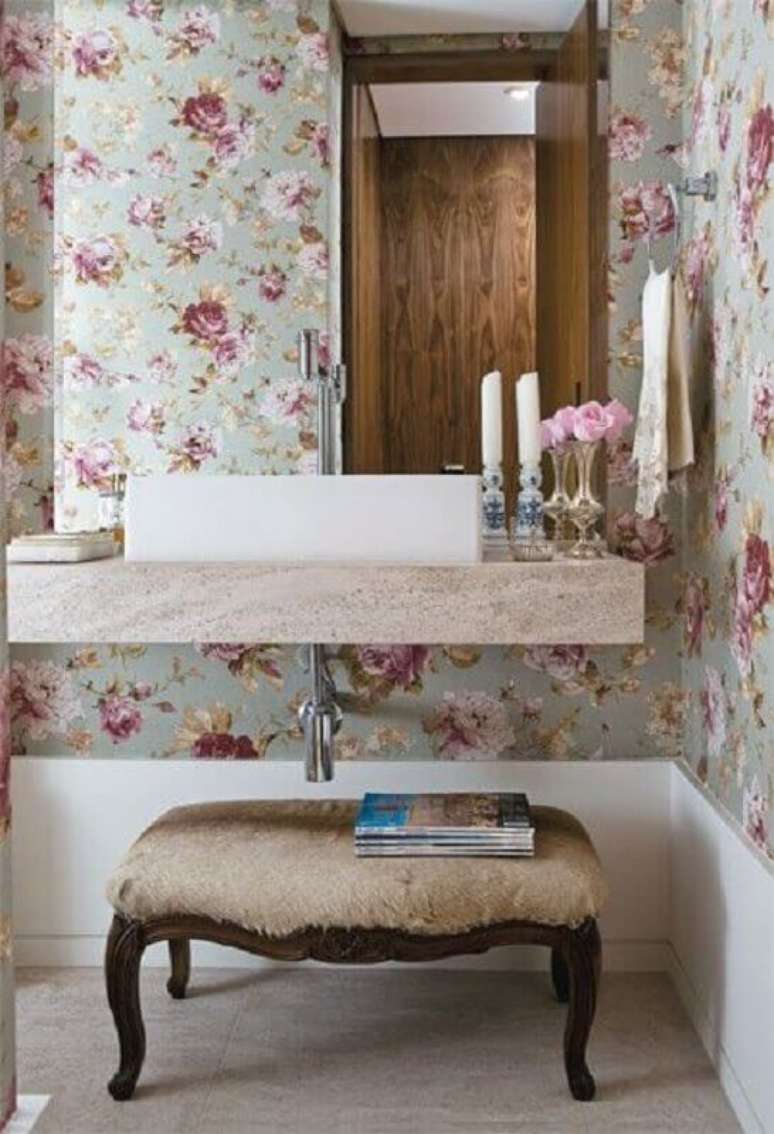 40. Banheiro decorado com papel de parede romântico – Foto: Doce Composeé