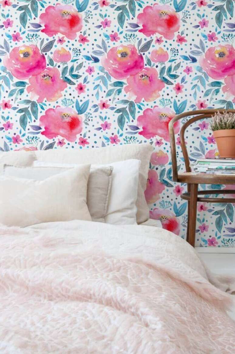 43. Decoração com papel de parede floral rosa e azul para decoração de quarto – Foto: Neon Rattail