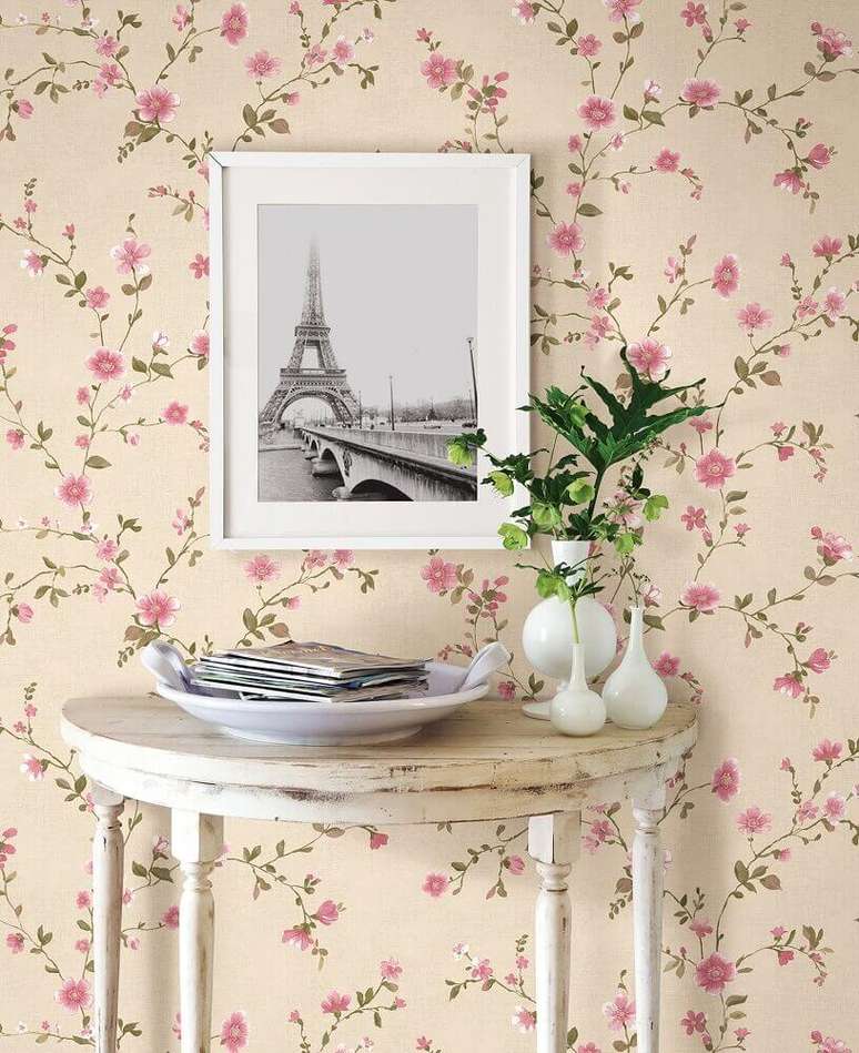 42. Decoração delicada com papel de parede floral rosa – Foto: Pinterest
