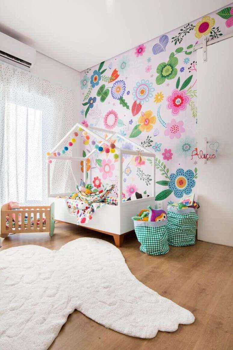 46. O papel de parede floral também pode ser usado para decoração do quarto infantil – Foto: Mimoo